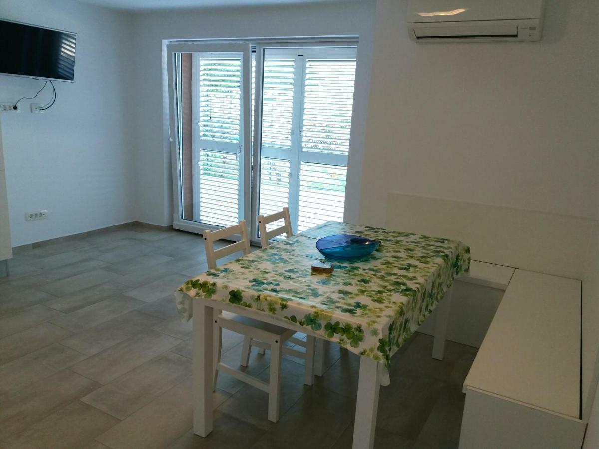 Apartments Mestrovic โลปาร์ ภายนอก รูปภาพ